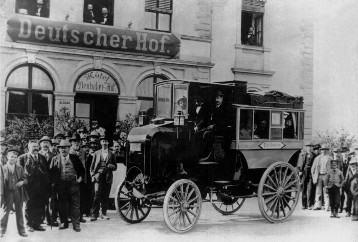 Daimler 10 PS-Omnibus, 2-Zylinder-Phönix-Motor mit 10 PS/7,4 kW und 2,2 l Hubraum
Mit diesem ersten Postomnibus der Welt wird im Oktober 1898 die Postautolinie Bad Mergentheim nach Künzelsau eröffnet. Der Personenaufbau entspricht der von der königlichen Postverwaltung eingesetzten Postkutsche.