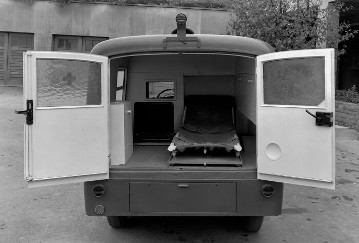 Mercedes-Benz Typ 170 V Krankenwagen, 1946-48 (Blick in den Innenraum mit Tragbahre)
