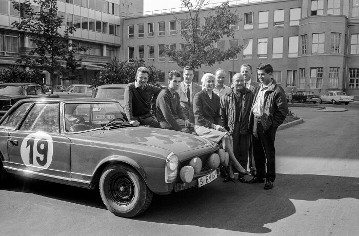 34. Rallye Spa-Sofia-Lüttich vom 25.- 29. August 1964
Mercedes-Benz 230 SL (Startnummer 19). Fahrer von links nach rechts: Martin Braungart, Dieter Glemser, Alfred Kling, Ewy Rosqvist, Manfred Schiek, Eugen Böhringer, Rolf Kreder und Klaus Kaiser.