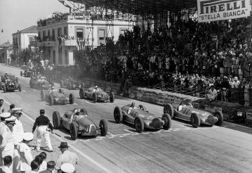 Coppa Acerbo, Pescara, 14. August 1938. Startszene in Pescara. Mercedes-Benz W 154 Rennwagen. Startnummer 32 - Hermann Lang, Startnummer 46 - Manfred von Brauchitsch. In der zweiten Reihe der spätere Sieger Rudolf Caracciola (Startnummer 26).