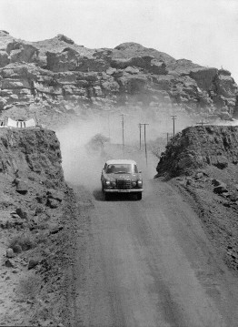 VII. Großer Straßenpreis von Argentinien für Tourenwagen, 23.10.- 2.11.1963. Dieter Glemser und Martin Braungart (Startnummer 723) mit einem Mercedes-Benz 300 SE auf einer Hochgebirgsstraße in der Felsenlandschaft der Kordilleren. Das Fahrerteam Glemser / Braungart belegen den 2. Platz im Gesamtklassement.