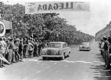 VII. Argentine Road Grand Prix for touring cars, 23rd October to 2nd November 1963. Dieter Glemser and Martin Braungart (start number 723) in a Mercedes-Benz 300 SE. Glemser/Braungart take second place in the overall ranking. Here followed by Juan Manuel Bordeu and Antonio Winter (start number 721), also driving a 300 SE. They take 4th place in the overall ranking.
