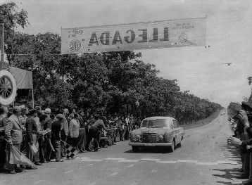 VII. Großer Straßenpreis von Argentinien für Tourenwagen, 23.10.–2.11.1963. Eugen Böhringer und Klaus Kaiser (Startnummer 705) mit ihrem Mercedes-Benz 300 SE (W 112) passieren als Sieger die Ziellinie.
