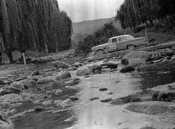 VII. Großer Straßenpreis von Argentinien für Tourenwagen, 23.10.- 2.11.1963. Dieter Glemser und Martin Braungart (Startnummer 723) mit einem Mercedes-Benz 300 SE. Wolkenbruchartiger Regen hatte die Erdstraßen im Hochgebirge verschiedentlich völlig überspült. Das Fahrerteam Glemser / Braungart belegen den 2. Platz im Gesamtklassement.