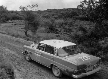 Großer Straßenpreis von Argentinien für Tourenwagen 1963
Dieter Glemser und Martin Braungart (Startnummer 723) mit einem Mercedes-Benz 300 SE. Das Fahrerteam Glemser / Braungart belegen den 2. Platz im Gesamtklassement.