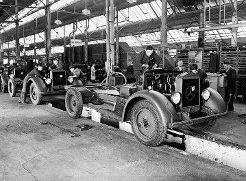 Werk Mannheim 3. Die am laufenden Band montierten Fahrgestelle passieren vor der Probefahrt die letzte Kontrollstelle, 1940.
