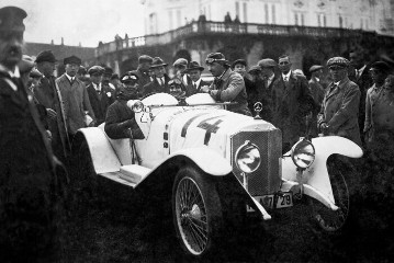 Rund um die Solitude, 18. September 1927. Artur Werner (Startnummer 14) auf Mercedes 1,5-Liter mit Kompressor. Otto Merz (rechts am Fahrzeug). Werner belegt den dritten Platz in der Klasse der Sportwagen bis 1,5-Liter.