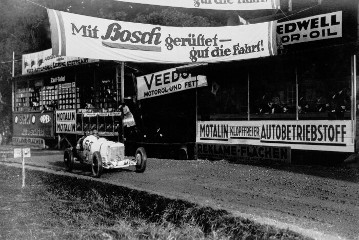 Rund um die Solitude, 12. September 1926. Otto Merz und Beifahrer Eugen Salzer (Startnummer 58) am Start. Merz gewinnt das Rennen mit einem Mercedes 2-l-8-Zylinder Bergrennwagen. Wanderpreis der Firma Föhr, Stuttgart, für den schnellsten Rennwagen. (Der Spezial-Berg-Rennwagen basiert auf dem Monza-Rennwagen von 1924. Das Fahrzeug unterscheidet sich jedoch durch spezielle Umbauten, z.B. am Kühler und der Motorhaube).