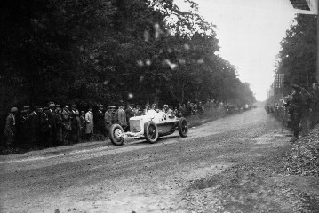 Rund um die Solitude, 12. September 1926. Otto Merz und Beifahrer Eugen Salzer (Startnummer 58) am Start. Merz gewinnt das Rennen mit einem Mercedes 2-l-8-Zylinder Bergrennwagen. Wanderpreis der Firma Föhr, Stuttgart, für den schnellsten Rennwagen. (Der Spezial-Berg-Rennwagen basiert auf dem Monza-Rennwagen von 1924. Das Fahrzeug unterscheidet sich jedoch durch spezielle Umbauten, z.B. am Kühler und der Motorhaube).