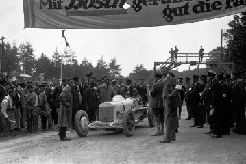 Rund um die Solitude, 12. September 1926. Otto Merz und Beifahrer Eugen Salzer (Startnummer 58) am Start. Merz gewinnt das Rennen mit einem Mercedes 2-l-8-Zylinder Bergrennwagen. Wanderpreis der Firma Föhr, Stuttgart, für den schnellsten Rennwagen. (Der Spezial-Berg-Rennwagen basiert auf dem Monza-Rennwagen von 1924. Das Fahrzeug unterscheidet sich jedoch durch spezielle Umbauten, z.B. am Kühler und der Motorhaube).