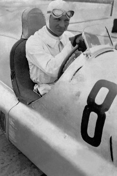 Großer Preis von Deutschland auf dem Nürburgring, 15.07.1934. Hanns Geier (Startnummer 8) mit einem Mercedes-Benz 750-kg-Formel-Rennwagen W 25. Geier belegte den 5. Platz.