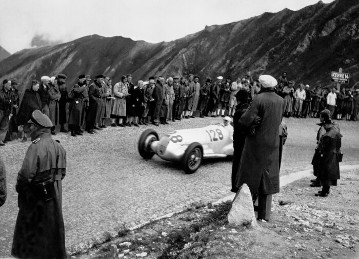 Großer Bergpreis von Deutschland auf der Großglocknerstraße (2 Läufe), 06.08.1939. Der spätere Sieger Hermann Lang (Startnummer 128) mit einem speziellen Mercedes-Benz Bergrennwagen (W 125), dessen 5,6-Liter-Motor mit Eis gekühlt wurde.