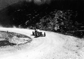 Internationales-Klausenpaß-Rennen für Rennwagen, 13.-14.08.1927. Rennfahrer Christian Werner (Startnummer 118) mit einem umgebauten Mercedes 2-l-8-Zylinder-Rennwagen mit Kompressor zum Spezial-Bergwagen. Werner belegte den 2. Platz in der Rennwagenklasse bis 2-Liter.