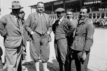 Großer Preis der Nationen auf dem Nürburgring, 14. Juli 1929. Am Start - Rennleiter Alfred Neubauer (links) und Rennfahrer Adolf Rosenberger (rechts).