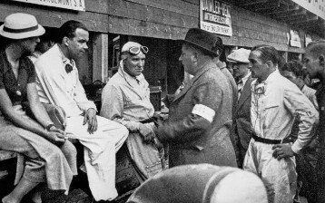 Großer Preis der Schweiz, Bremgarten 26.08.1934. In der Box der Rennabteilung der Daimler-Benz AG: Von links: Alice Hoffmann, allgemein von Freunden "Baby" gerufen, Fahrer Rudolf Caracciola, Fahrer Manfred von Brauchitsch, Rennleiter Alfred Neubauer, und, im Rennanzug - aber noch nicht als Fahrer eingesetzt - , Hermann Lang.