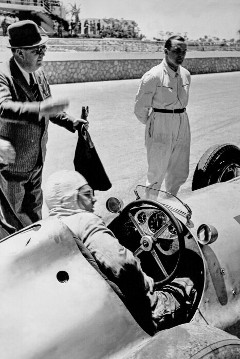 Großer Preis von Tripolis, Mellaha, 15.05.1938. Trainingsvorbereitungen an der Box. Oberingenieur Rudolf Uhlenhaut am Steuer auf Mercedes-Benz Rennwagen W 154 mit der Startnummer T. Rennleiter Alfred Neubauer und Hermann Lang am Rennwagen.