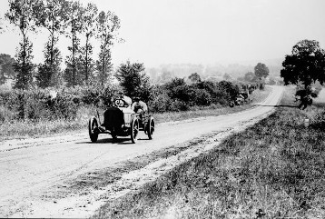 Großer Preis von Frankreich (La Sarthe), 26. - 27.06.1906. Startnummer 6A - Mercedes 120 PS Rennwagen. Das Fahrerteam Camille Jenatzy – J. T. Alexander Burton belegen im Gesamtergebnis den 10. Platz.