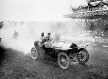 Großer Preis von Frankreich (La Sarthe), 26. - 27.06.1906. Startnummer 6A - Mercedes 120 PS Rennwagen. Das Fahrerteam Camille Jenatzy – J. T. Alexander Burton belegen im Gesamtergebnis den 10. Platz.
