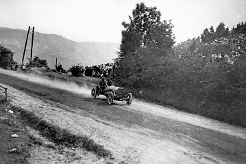 VI. Gordon-Bennett-Rennen (Auvergne-Rundstrecke), 05.07.1905. Hermann Braun (Startnummer 5) mit einem 120 PS Mercedes-Rennwagen.