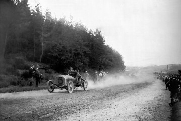 VI. Gordon-Bennett-Rennen (Auvergne-Rundstrecke), 05.07.1905. Camille Jenatzy (Startnummer 3) mit einem 120 PS Mercedes-Rennwagen.