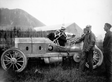 VI. Gordon-Bennett-Rennen (Auvergne-Rundstrecke), 05.07.1905. Camille Jenatzy (Startnummer 3) mit einem 120 PS Mercedes-Rennwagen.