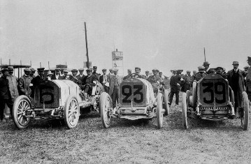 Großer Preis von Frankreich auf dem Rundkurs bei Dieppe am 7. Juli 1908. Die Benz-Mannschaft mit Benz 120 PS Grand-Prix-Rennwagen (v. l.): Victor Hémery (Startnummer 6, im Ziel auf Platz zwei), René Hanriot (Startnummer 23, im Ziel auf Platz 3), Fritz Erle (Startnummer 39).