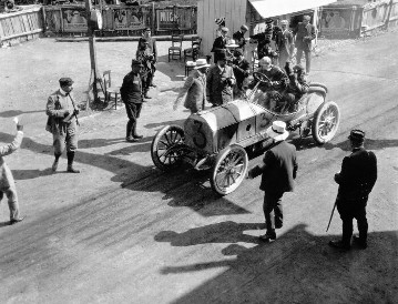 VI. Gordon-Bennett-Rennen (Auvergne-Rundstrecke), 05.07.1905. Camille Jenatzy (Startnummer 3) mit einem 120 PS Mercedes-Rennwagen.