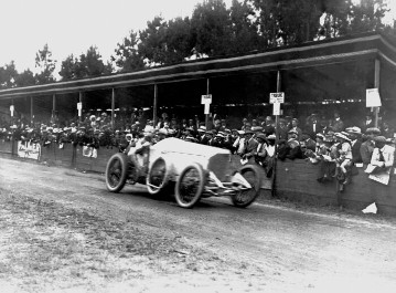 Großer Preis von Frankreich bei Le Mans (Coupe de la Sarthe), 04.-05.08.1913. Theodor Pilette (Startnummer 25) mit einem 90 PS Mercedes Grand-Prix-Rennwagen Typ G 4F Vierzylinder Flugmotor. In diesem Rennen belegte Pilette den dritten Platz.