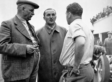 Großer Preis von Frankreich, Reims, 03.07.1938. Von links, Technischer Direktor Max Sailer, Rennfahrer Hermann Lang und Oberingenieur Rudolf Uhlenhaut.