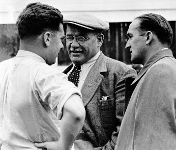 Großer Preis von Frankreich, Reims, 03.07.1938. Von links: Oberingenieur Rudolf Uhlenhaut, Technischer Direktor Max Sailer und Rennfahrer Hermann Lang.