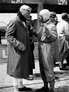 Internationales Eifelrennen auf dem Nürburgring, 03.06.1934. Luigi Fagioli im Gespräch mit dem späteren Sieger Manfred von Brauchitsch.