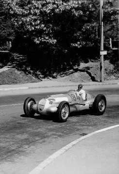 Wiener Höhenstraßen-Rennen (2 Läufe), 11.06.1939. Manfred von Brauchitsch (Startnummer 184) mit einem 5,6-Liter 750 kg-Formel-Rennwagen W 125. Manfred von Brauchitsch belegte den dritten Platz.