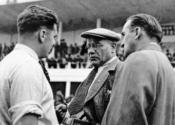Großer Preis von Frankreich, Reims, 03.07.1938. Von links: Oberingenieur Rudolf Uhlenhaut, Technischer Direktor Max Sailer und Rennfahrer Hermann Lang.