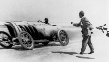 Am 17. März 1910 fährt Barney Oldfield in Daytona Beach, Florida/USA mit dem 200 PS/147 kW starken "Lightning Benz" zwei amerikanische Rekorde. Über eine Meile mit fliegendem Start erreicht er mit 211,4 km/h den damals absoluten Weltrekord. Weil er die Strecke nur in einer Richtung zurücklegt, wird dieser Rekord aber nicht offiziell anerkannt.
Bob Burman tritt am 23. April 1911 mit dem jetzt deutsch "Blitzen-Benz" genannten Wagen in Daytona Beach an. Der breite und lange Strand eignet sich wunderbar für schnelle Fahrten. Burman erzielt eine Durchschnittsgeschwindigkeit von 225,65 km/h auf der fliegenden Meile und 228,1 km/h auf dem fliegenden Kilometer – ein neuer Landgeschwindigkeitsrekord, der bis 1919 ungeschlagen bleiben wird. Damit ist der Benz doppelt so schnell wie ein Flugzeug der damaligen Zeit, und der Schienenfahrzeug-Rekord (1903: 210 km/h) ist auch übertroffen. 
Für den Rest der Saison tritt der "Blitzen-Benz" mit neuer "Kriegsbemalung" auf: Ein riesiger Reichsadler und br