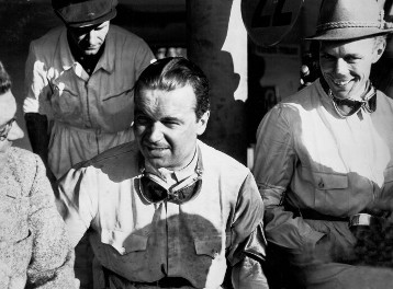 Großer Preis von Italien, Monza, 11.09.1938. An den Mercedes-Benz Boxen während des Trainings, von links: Oberingenieur Rudolf Uhlenhautin, Rudolf Caracciola und Nachwuchsfahrer Walter Bäumer.
