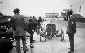 3. Großer Preis von Frankreich auf dem Rundkurs bei Dieppe (770 km), 07.07.1908. Christian Lautenschlager mit seinem Mercedes 140 PS Grand-Prix-Rennwagen beim Reifenwechsel.