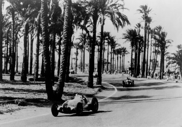 Großer Preis von Tripolis 1937
Sieger Hermann Lang auf Mercedes-Benz W 125 (Startnummer 2) in Führung (in der Kurve), hinter ihm drei Konkurrenten