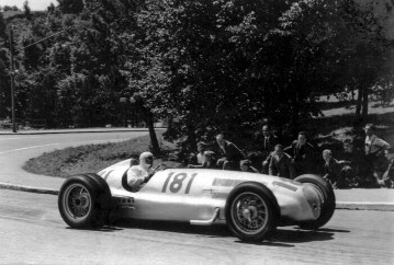 Wiener Höhenstraßen-Rennen (2 Läufe) 1939
Der Rennwagen von Hermann Lang (Startnummer 181) war zur Traktionsverbesserung hinten mit Doppelreifen ausgerüstet. Im Rennen belegte er den ersten Platz.
