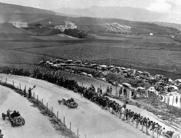 Targa Florio 02. April 1922. Zwei Rennwagen auf der Strecke