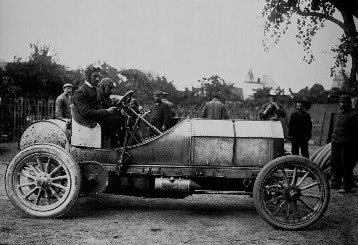 VI. Gordon-Bennett-Rennen (Auvergne-Rundstrecke), 05.07.1905. Baron Pierre de Caters (Startnummer 9) mit einem 120 PS Mercedes-Rennwagen. De Caters belegte den 7. Platz im Rennen.