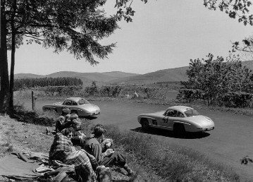 3. Internationales ADAC-1000-Kilometer-Rennen auf dem Nürburgring, 26.05.1957. Das Siegerteam Fritz Riess / Walter Schock (Startnummer 46), gefolgt vom Fahrerteam Arne Lindberg / Erich Waxenberger (Startnummer 43), beide Teams mit einem Mercedes-Benz 300 SL Coupé. Lindberg und Waxenberger belegen den 3. Platz im Grand-Tourisme-Wagen über 1600-ccm.