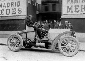 Paris-Madrid, 24.05.1903 (in Bordeaux vorzeitig abgebrochen).
Camille Jenatzy auf Mercedes-Simplex 60 PS Rennwagen beim Rennen Paris-Madrid (in Bordeaux vorzeitig abgebrochen). Anmerkung: Jenatzy absolvierte das Rennen auf Mercedes-Simplex 80/90 PS. Weshalb er hier auf einem 60 PS Modell zu sehen ist, ist ungeklärt.