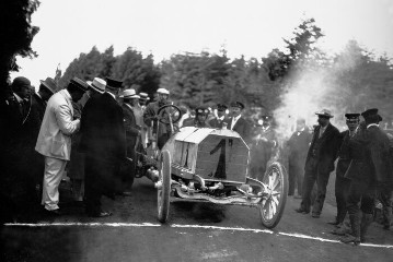 V. Gordon-Bennett-Rennen im Taunus, 17.06.1904. Camille Jenatzy (Startnummer 1) mit einem 90 PS Mercedes-Rennwagen. Jenatzy belegte den 2. Platz im Rennen.