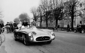 Mille Miglia, 1955. John Fitch mit einem Mercedes-Benz Rennsportwagen 300 SLR (W 196 S) auf der Mille Miglia - Strecke im Training.