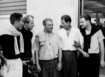 Mille Miglia (Brescia/Italien), 1. Mai 1955. Zwei Rennfahrer Teams in der Serien-Sportwagenklasse: Olivier Gendebien, Jaques Washer, Oberingenieur Rudolf Uhlenhaut, John Cooper Fitch und Kurt Geßl