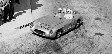 Mille Miglia, Brescia in Italien, 1. Mai 1955. Stirling Moss und Denis Jenkinson gewannen mit Mercedes-Benz-Rennsportwagen 300 SLR (Startnummer 722) das Rennen.
