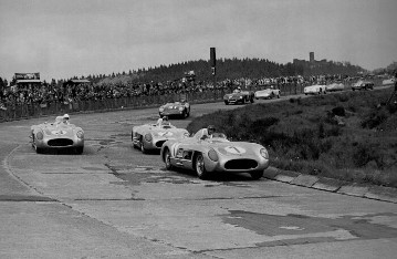 XVIII. Internationales ADAC Eifelrennen auf dem Nürburgring, 29. Mai 1955. Drei Mercedes-Benz Rennsportwagen 300 SLR. Mit der Startnummer 1 - dem späteren Sieger Juan Manuel Fangio, dahinter mit Startnummer 2 - Karl Kling (4. Platz), daneben die Startnummer 3 - Stirling Moss (2. Platz).