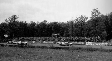 XVIII. Internationales ADAC Eifelrennen auf dem Nürburgring, 29. Mai 1955. Drei Mercedes-Benz Rennsportwagen 300 SLR. Mit der Startnummer 1 - dem späteren Sieger Juan Manuel Fangio, dahinter die Startnummer 3 - Stirling Moss (2. Platz) gefolgt mit Startnummer 2 - Karl Kling (4. Platz),