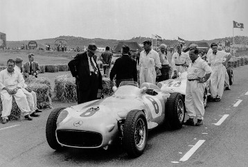 Großer Preis von Holland in Zandvoort am 19. Juni 1955. Startvorbereitungen, drei Mercedes-Benz Formel-1-Rennwagen W 196 R, Rennleiter Alfred Neubauer am Siegerwagen (Startnummer 8), dahinter die Mechaniker: Karl Bunz und Erwin Grupp (rechts).