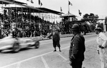 Coppa Acerbo bei Pescara, 15.08.1934. Ernst Henne (Startnummer 34) hat sich mit einem Mercedes-Benz 750-kg-Formel-Rennwagen W 25 den vierten Platz vorgearbeitet.